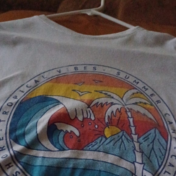 💙🌺White Graphic Tee with Tropical Print - Picture 4 of 9